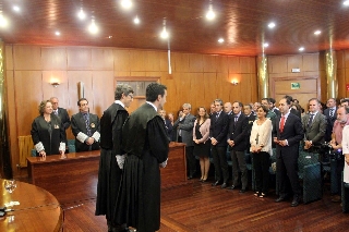 El nuevo presidente de la AP, junto a su padrino, saluda al público justo antes de tomar posesión